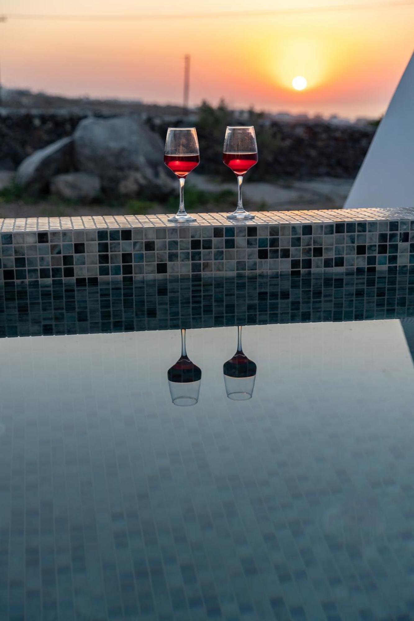 Theophrasti Suites Foinikia  ภายนอก รูปภาพ