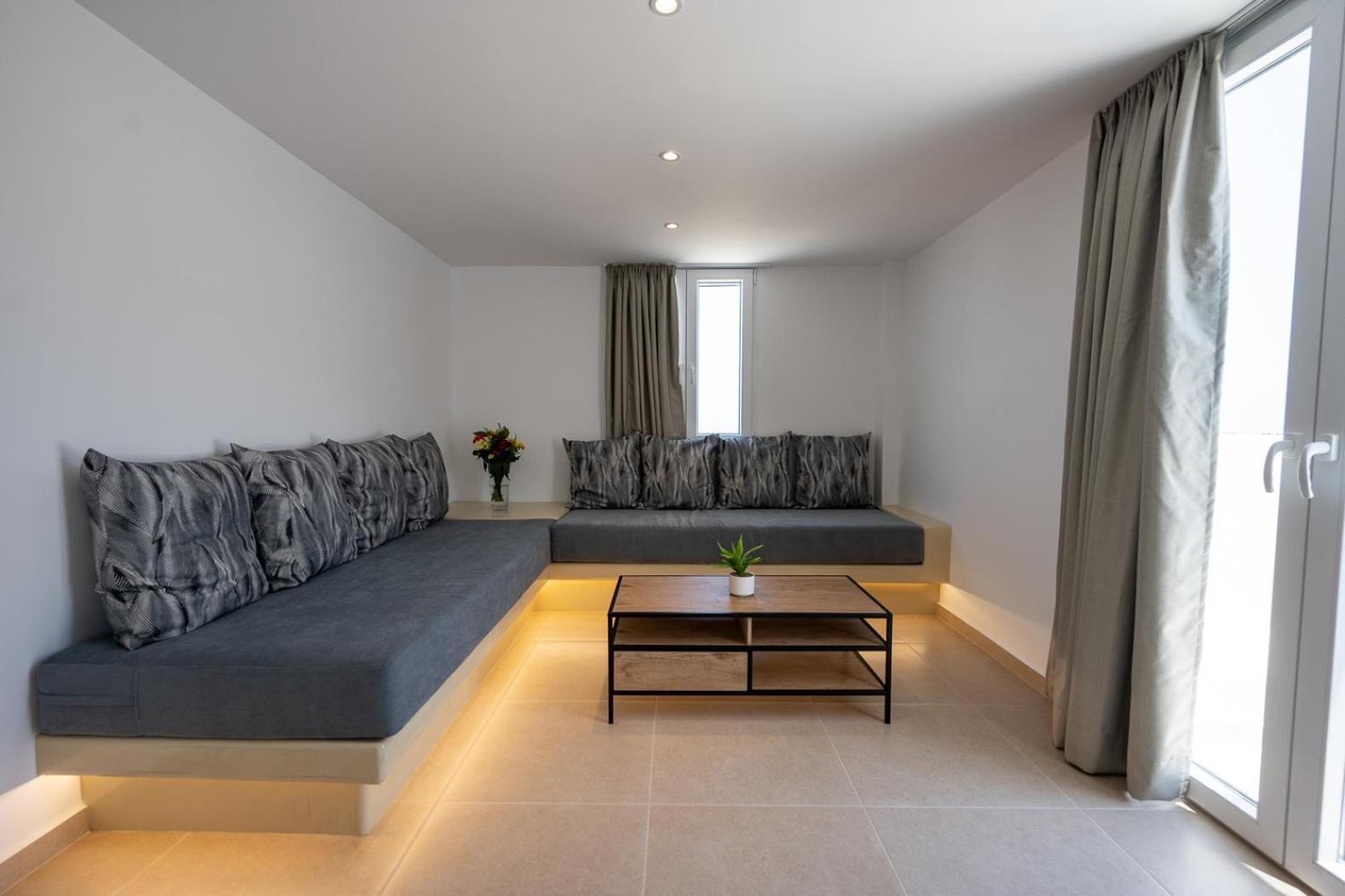 Theophrasti Suites Foinikia  ภายนอก รูปภาพ